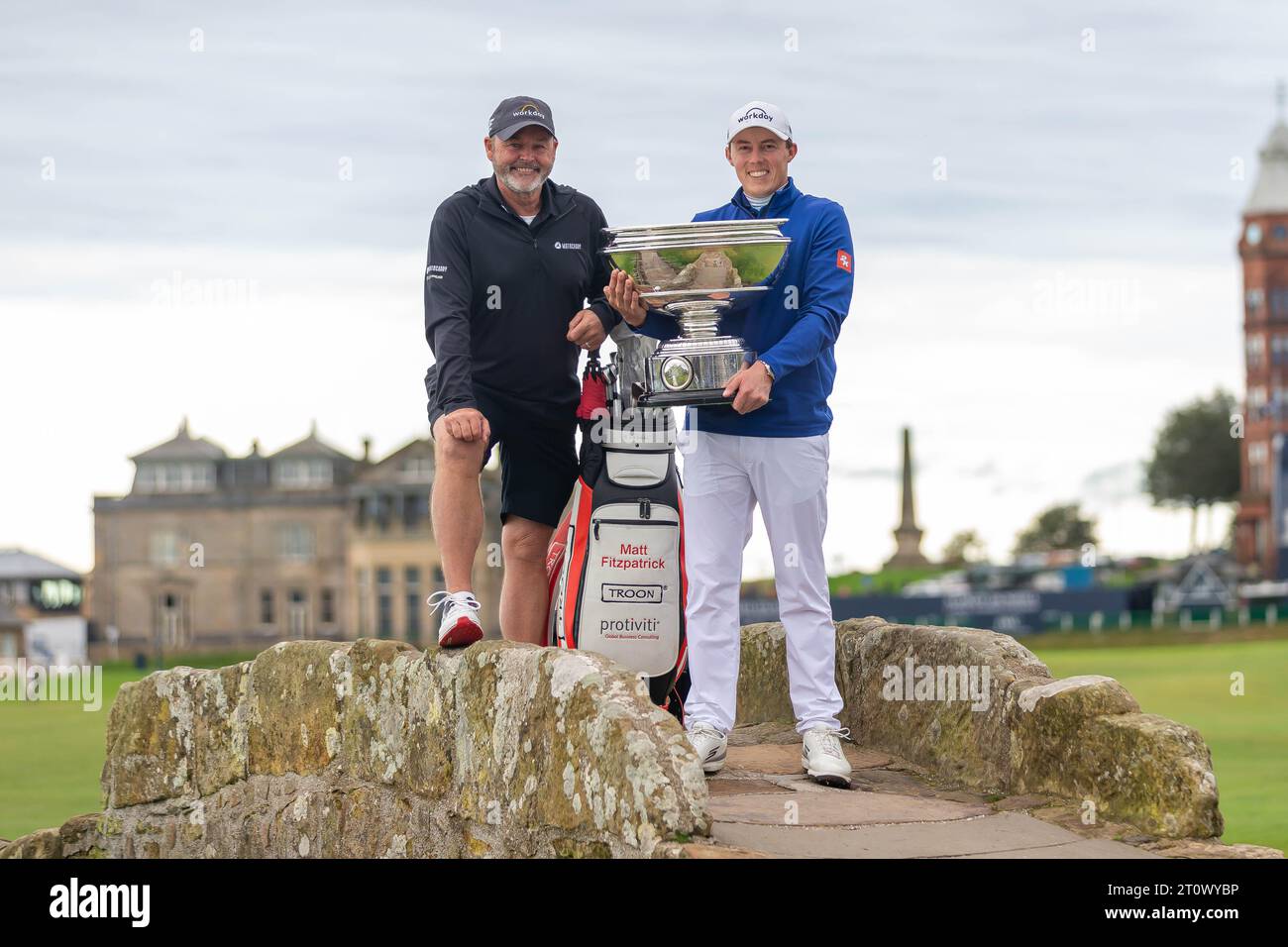 St Andrews, Scozia. 9 ottobre 2023. Billy Foster e Matt Fitzpatrick con il trofeo sul famoso Swilken Bridge sull'Old Course. Matt ha conquistato il campionato Alfred Dunhill Links del 2023 con 3 colpi con un punteggio di 19 sotto la pari. Crediti: Tim Gray/Alamy Live News Foto Stock