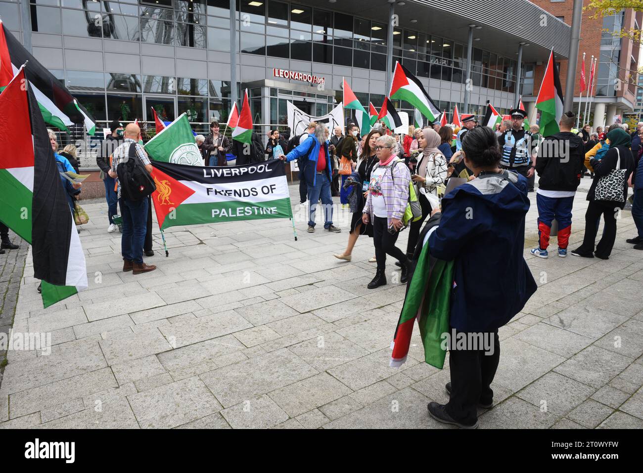 Liverpool, Regno Unito. 9 ottobre 2023. Sostenitori pro Palestina fuori dalla conferenza del Partito Laburista il secondo giorno presso l'arena e il centro conferenze della M&S Bank. Il credito fotografico dovrebbe leggere: David J Colbran Foto Stock