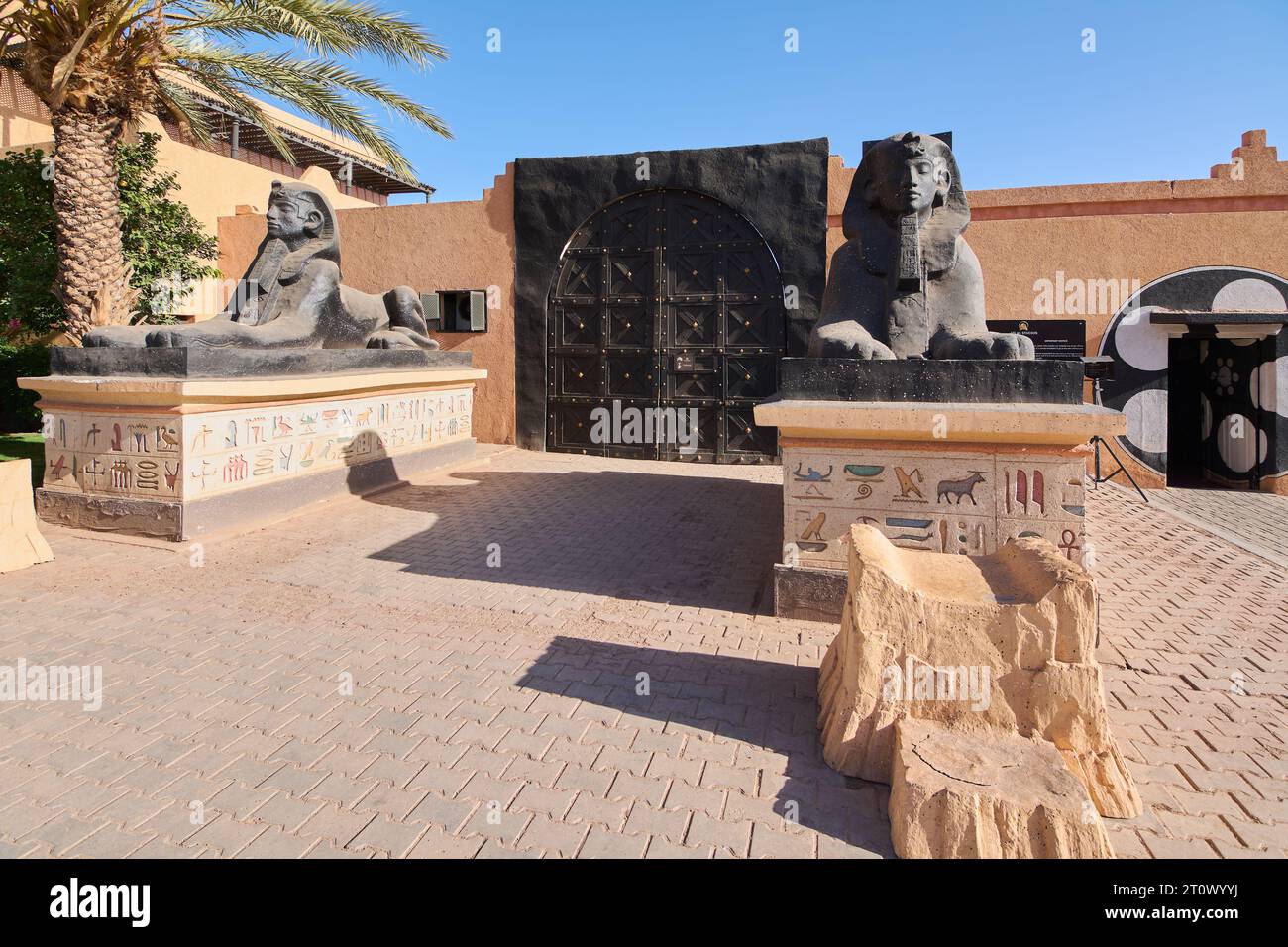 Ouarzazate, Marocco - 9 ottobre 2023: Ingresso presieduto da due Sfingi egiziane degli studi cinematografici Atlas Studios a Ouarzazate, Marocco. Foto Stock