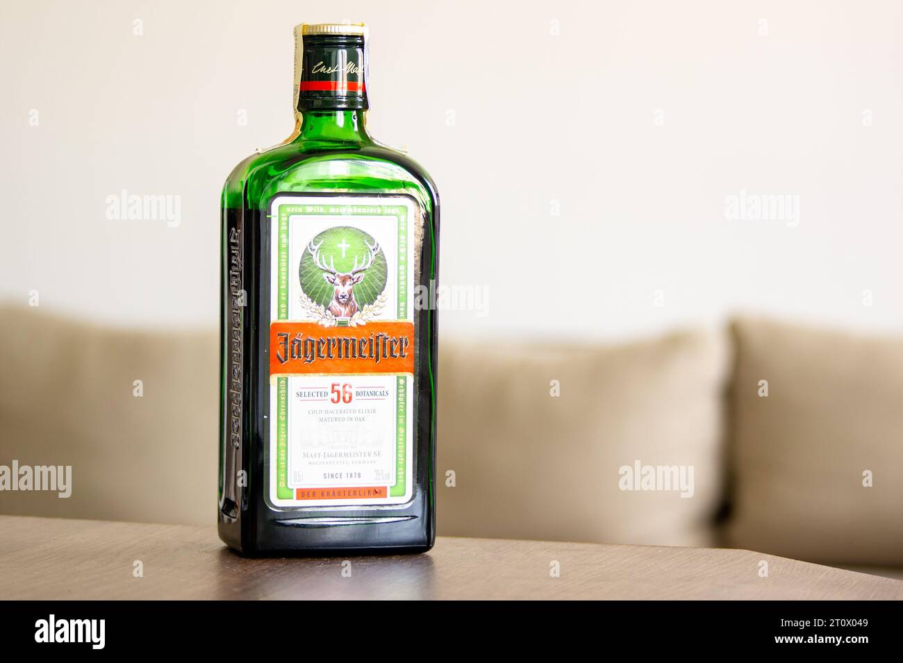 OSTRAVA, REPUBBLICA CECA - 21 GIUGNO 2023: Bottiglia di vetro di distillato di erbe Jagermeister in soggiorno Foto Stock
