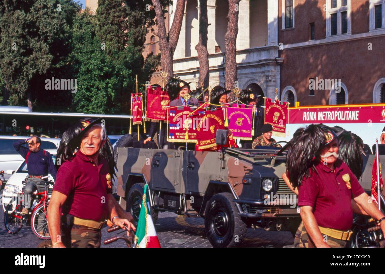 Riunione e parata del reggimento di fanteria Bersaglieri Roma Italia Foto Stock