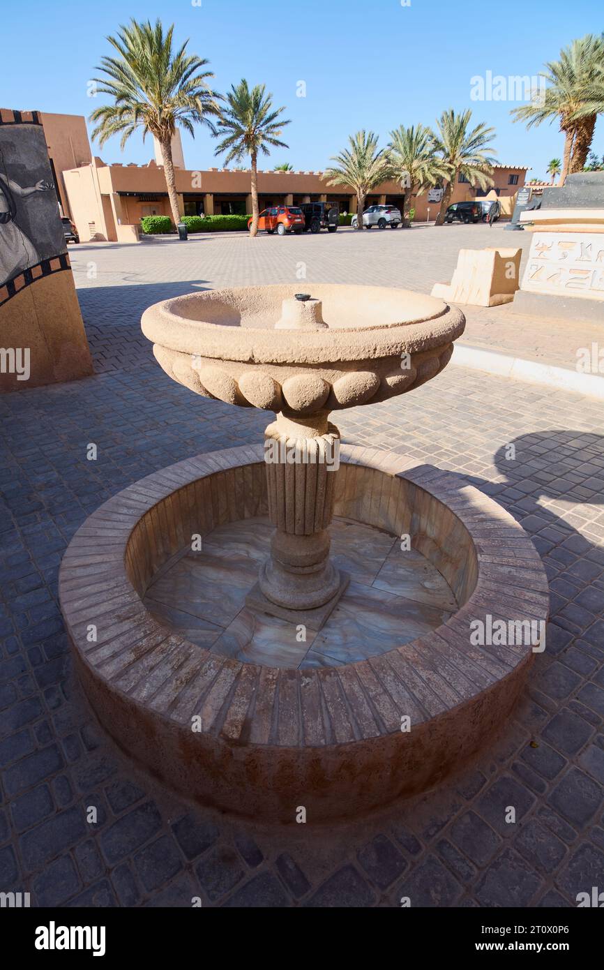 Ouarzazate, Marocco - 9 ottobre 2023: Una fontana di cartapesta completamente asciutta per oggetti di scena negli studi cinematografici Atlas Studios di Ouarzazate, Marocco Foto Stock