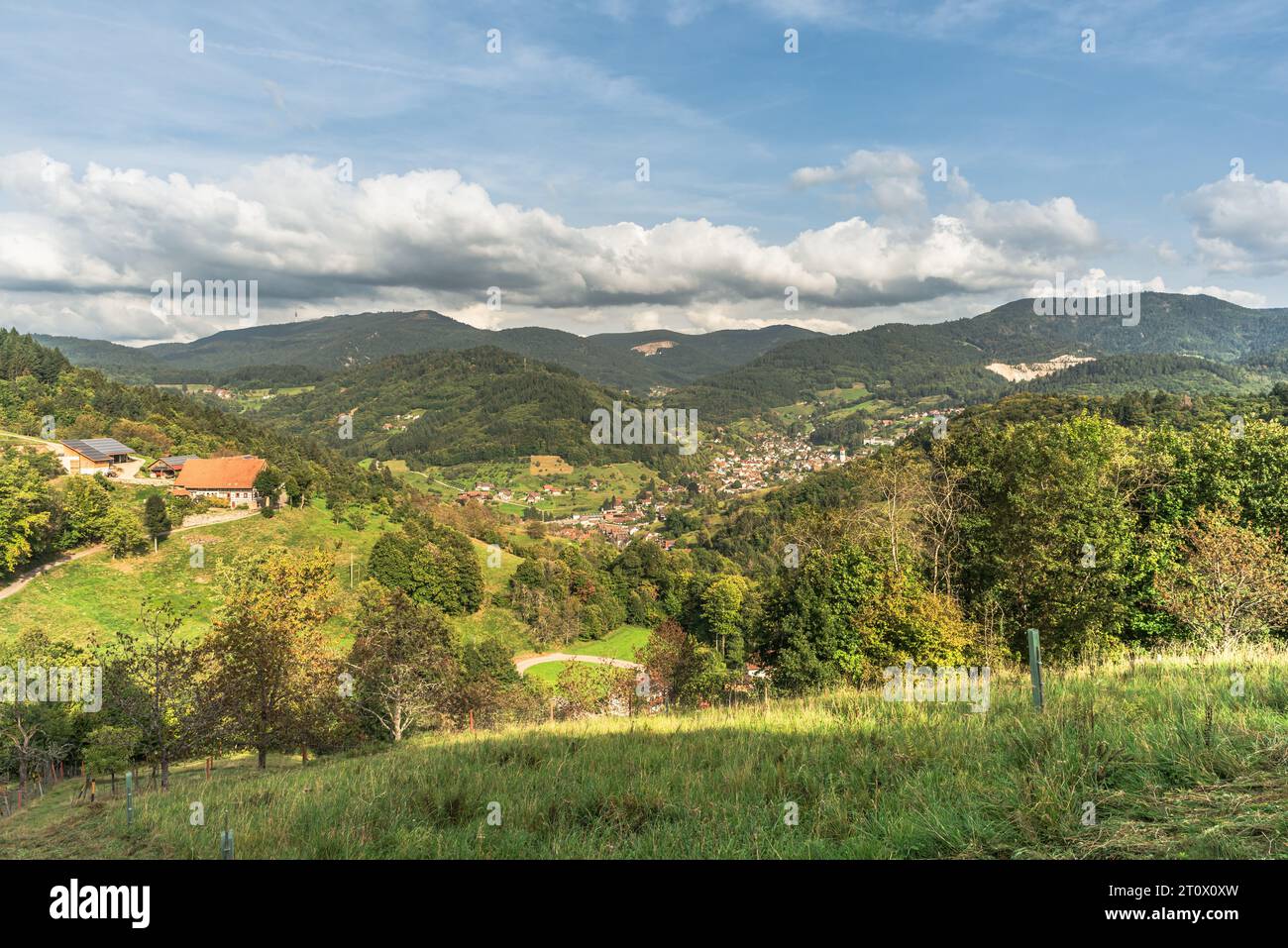 Vista di Ottenhoefen con il Hornisgrinde sullo sfondo, Foresta Nera, Baden-Wuertemberg, Germania Foto Stock