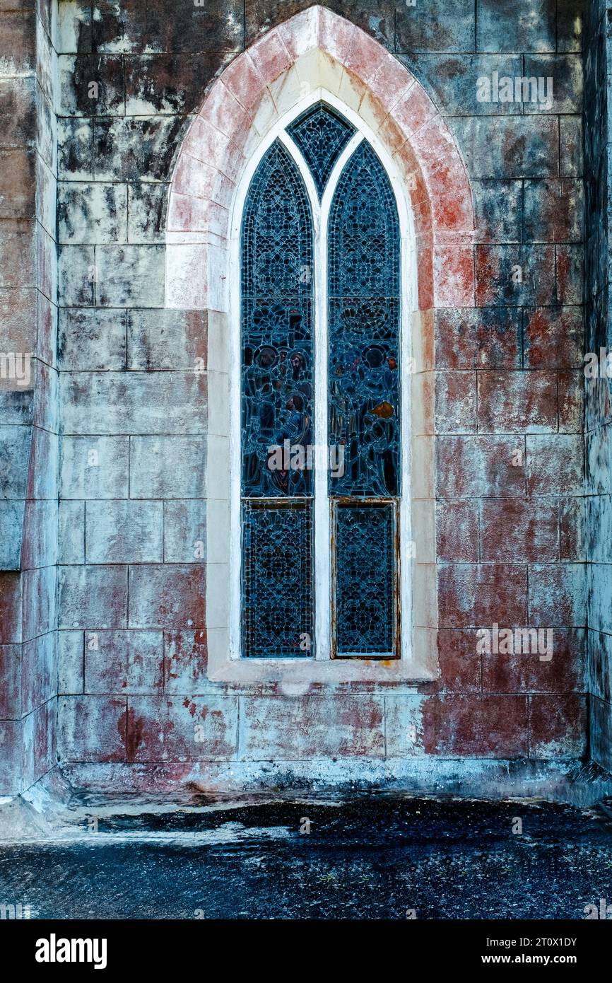 Finestra della chiesa con una finestra ad arco o in stile lancet. Foto Stock