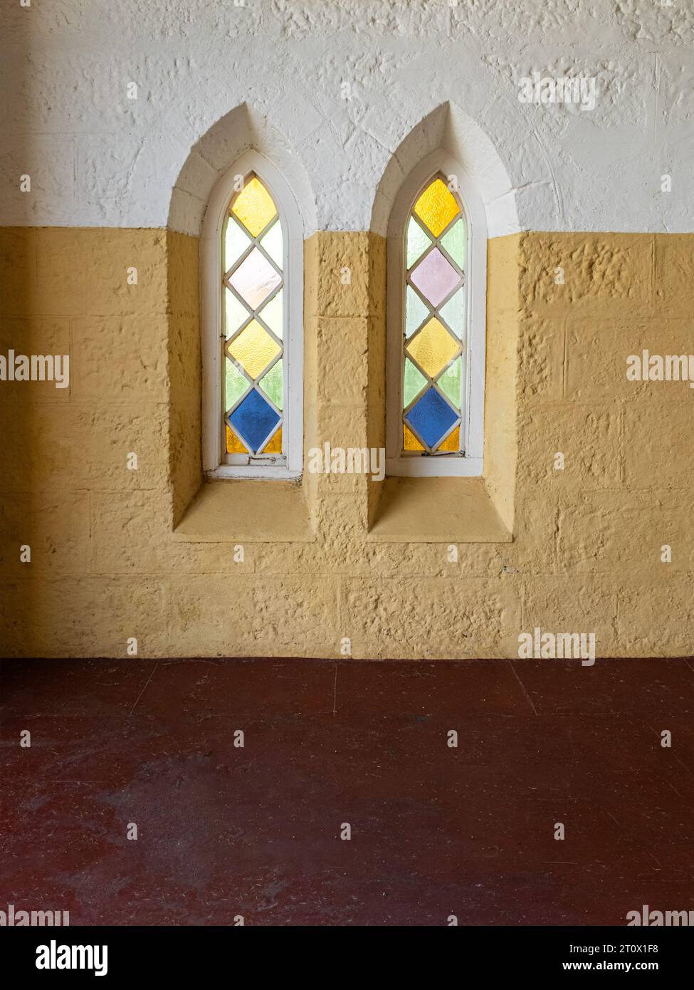 Due finestre della chiesa con vetrate colorate, stile lancetta ad arco, vista dall'interno Foto Stock