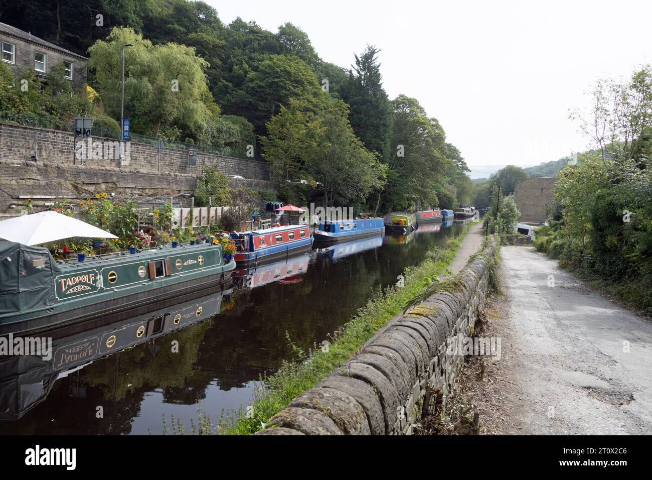 Strette barche ormeggiate sul canale di Rochdale a Hebden Bridge West Yorkshire Inghilterra Foto Stock