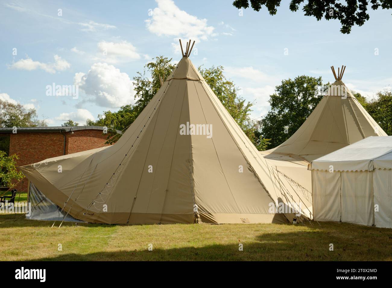 Un teepee marquee in un luogo rustico pronto per gli ospiti della festa. Foto Stock