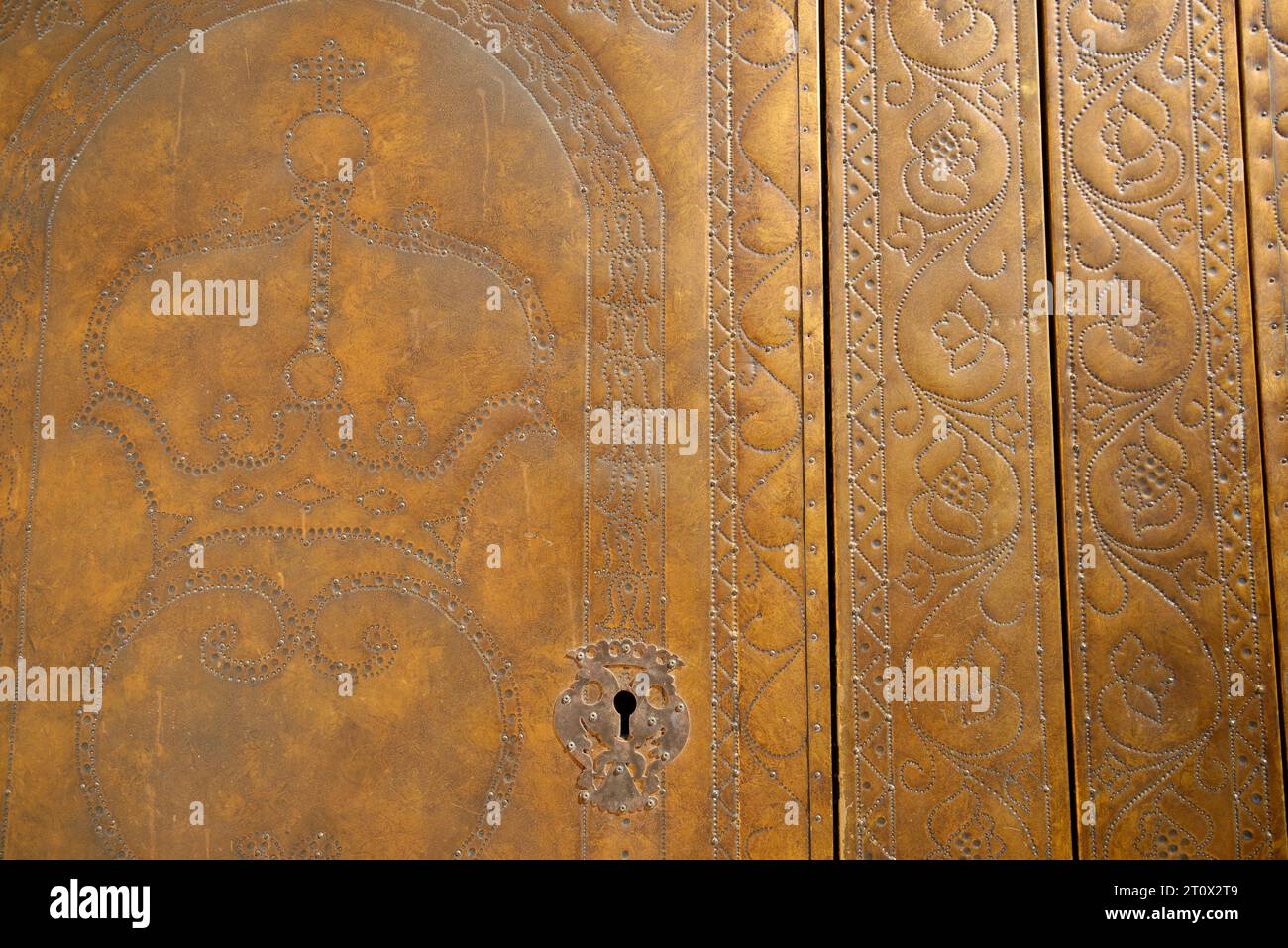 Sfondo della porta della chiesa. Una copertura in metallo delicatamente lucida con puntini e linee incise sul metallo. Foto Stock
