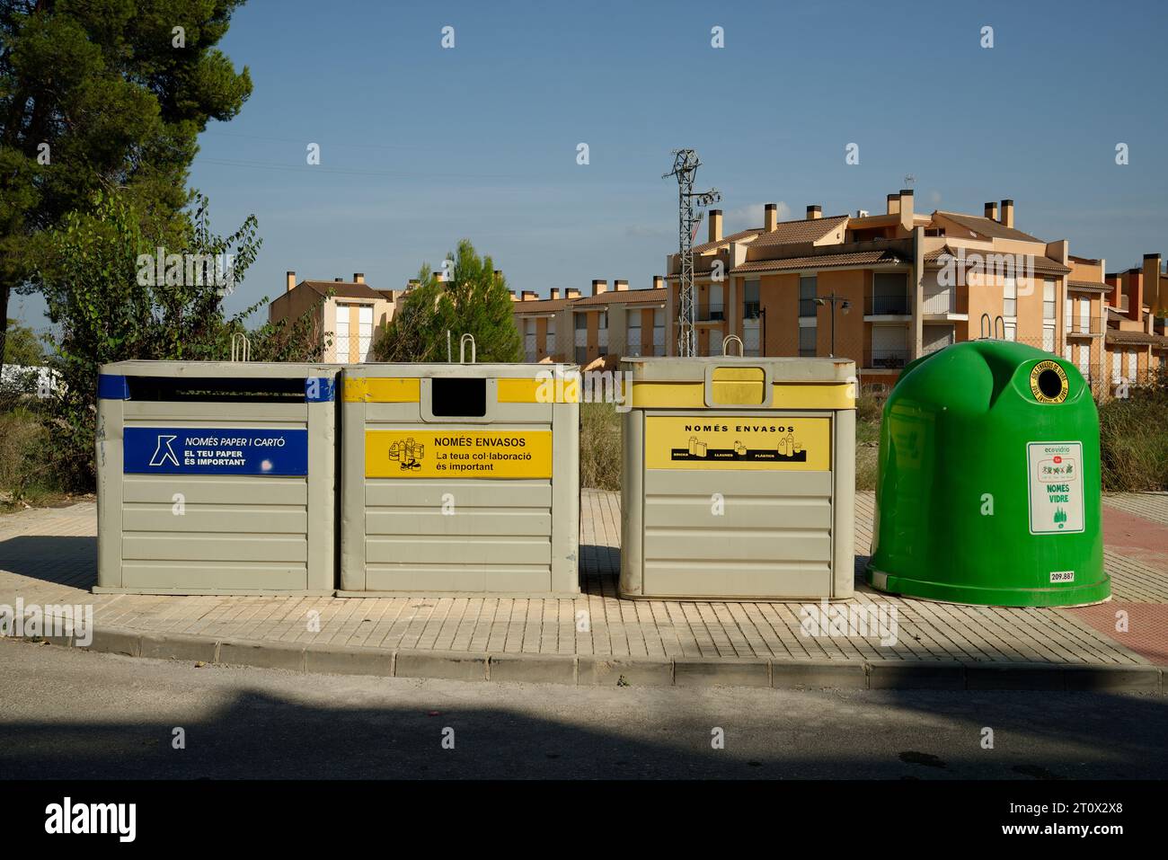 Cestini per la spazzatura spagnoli per blocchi di condomini. Contenitori diversi per diversi articoli riciclabili. Foto Stock