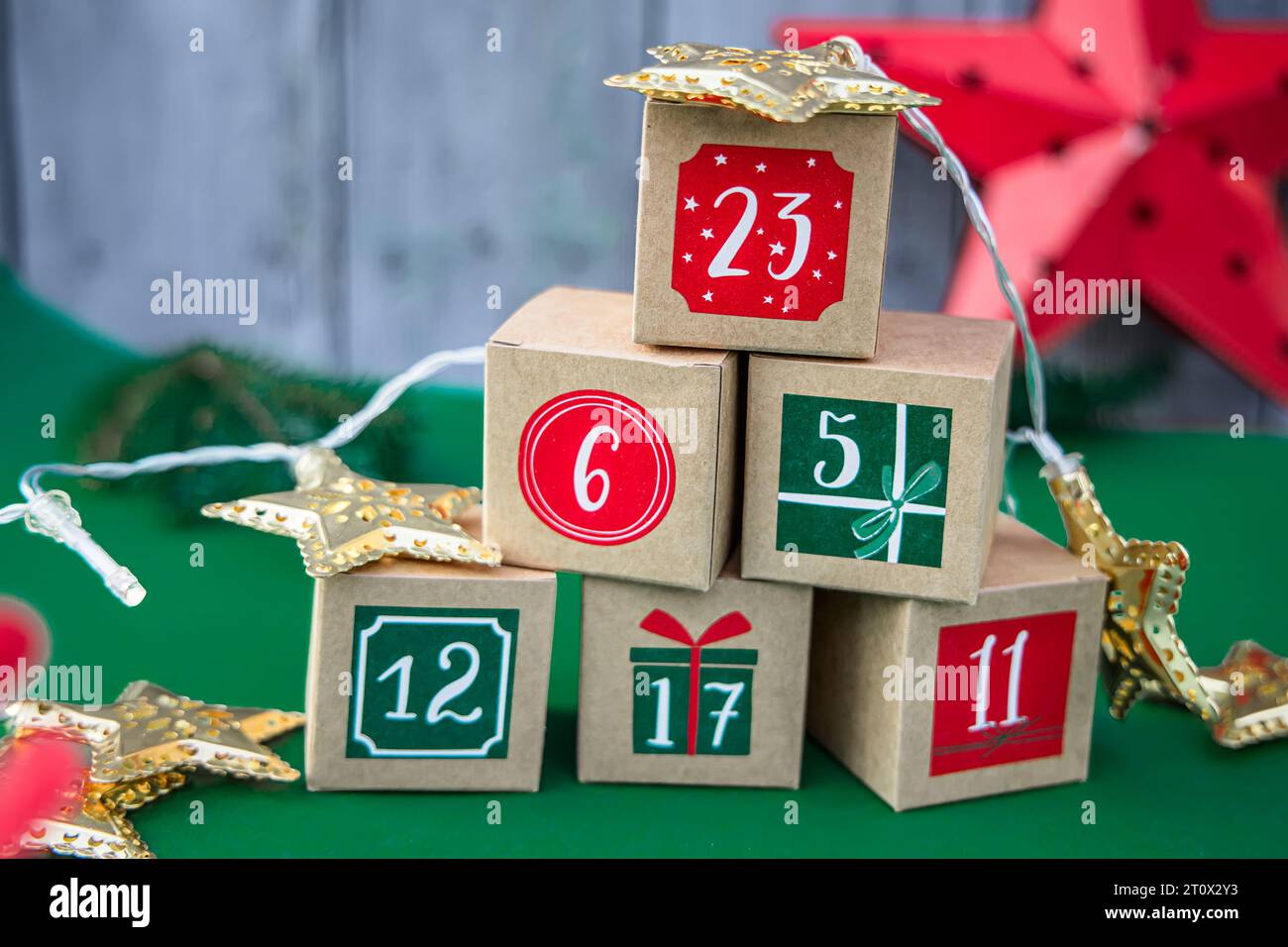 Calendario dell'Avvento realizzato: Cubi di carta con numeri su sfondo verde brillante. Una tradizione natalizia e un ornamento natalizio Foto Stock