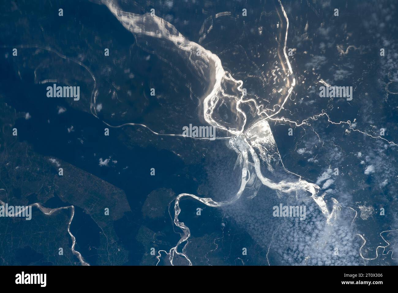 Frozen River in Cina. Miglioramento digitale di un'immagine della NASA. Linee guida per l'uso dei supporti: https://www.nasa.gov/nasa-brand-center/images-and-media/ Foto Stock