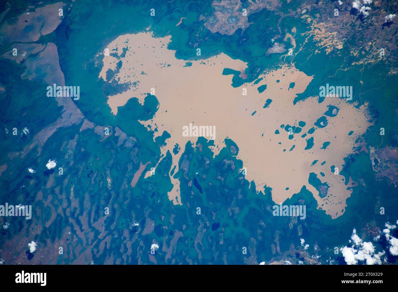 Acqua e terra in Camerun. Miglioramento digitale di un'immagine della NASA. Linee guida per l'uso dei supporti: https://www.nasa.gov/nasa-brand-center/images-and-media/ Foto Stock