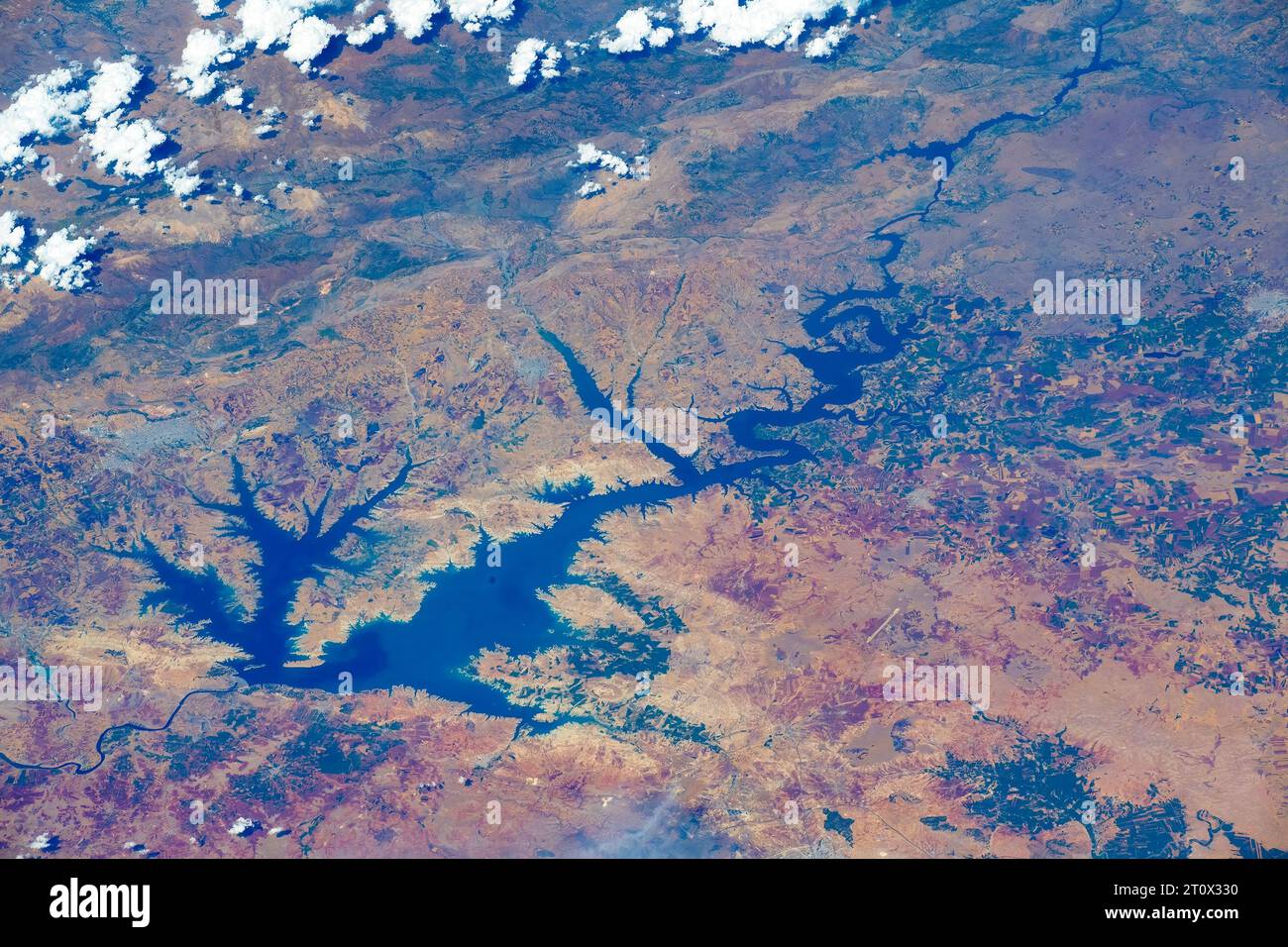 Acqua e terra in Egitto. Miglioramento digitale di un'immagine della NASA. Linee guida per l'uso dei supporti: https://www.nasa.gov/nasa-brand-center/images-and-media/ Foto Stock