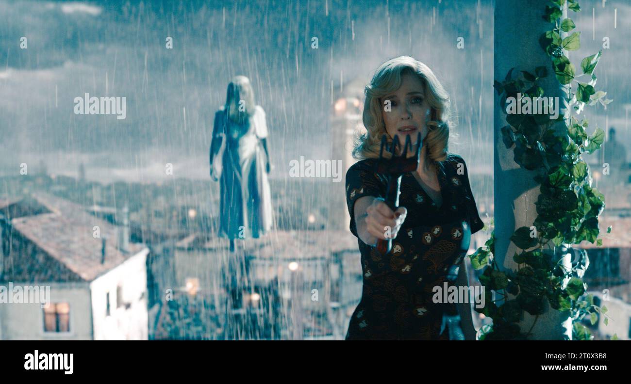 A HAUNTING IN VENICE, da sinistra: Rowan Robinson, Kelly Reilly, 2023. © Walt Disney Studios Motion Pictures / Courtesy Everett Collection Foto Stock