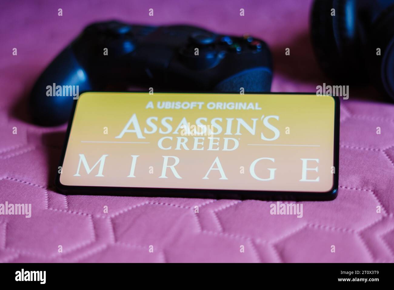 Brasile. 9 ottobre 2023. In questa foto, il logo Assassin's Creed Mirage viene visualizzato sullo schermo di uno smartphone, accanto a un gamepad. Credito: SOPA Images Limited/Alamy Live News Foto Stock