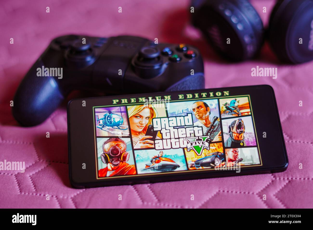 Brasile. 9 ottobre 2023. In questa immagine, il logo Grand Theft Auto V (GTA) viene visualizzato sullo schermo di uno smartphone, accanto a un gamepad. Credito: SOPA Images Limited/Alamy Live News Foto Stock