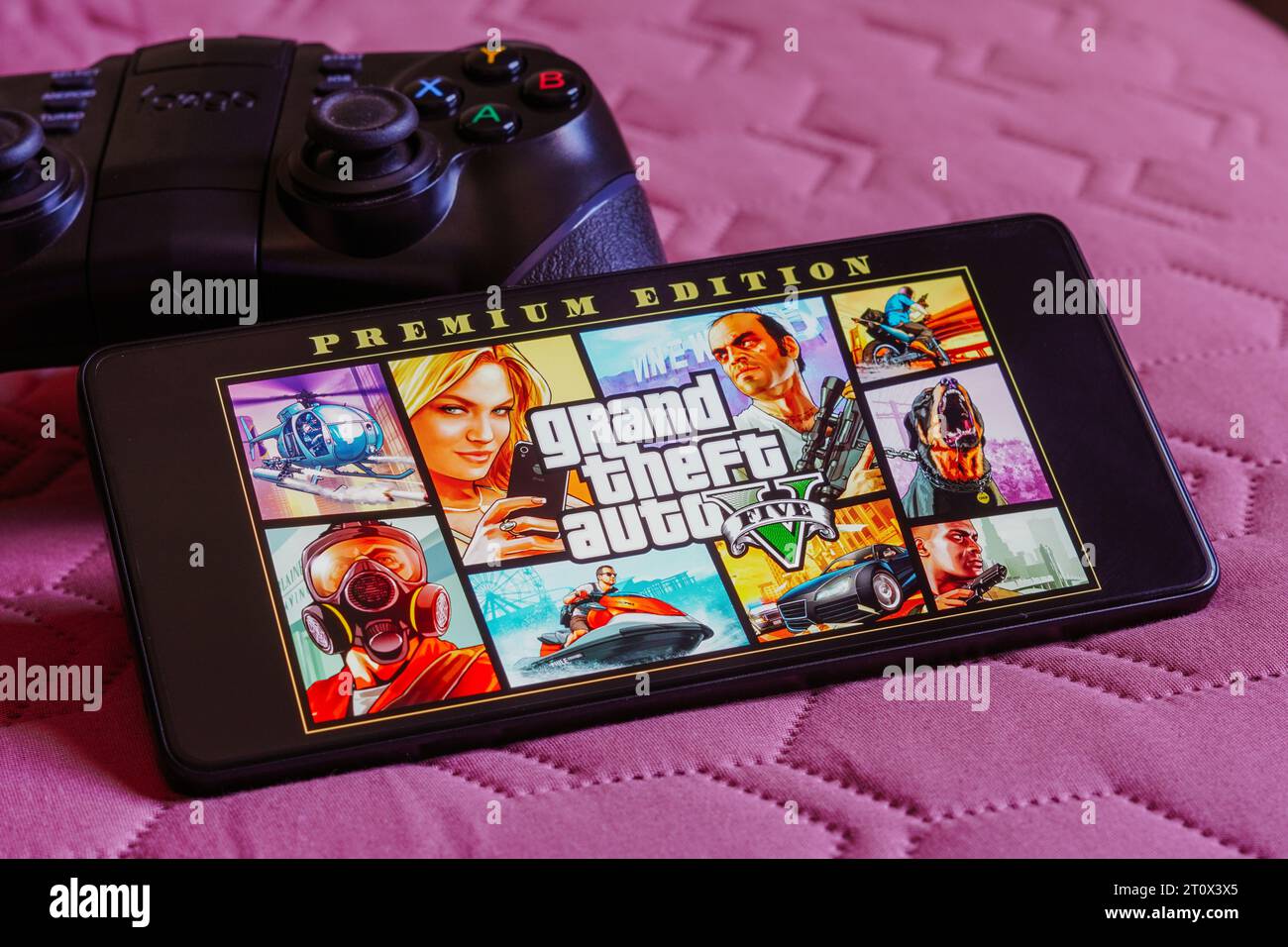 Brasile. 9 ottobre 2023. In questa immagine, il logo Grand Theft Auto V (GTA) viene visualizzato sullo schermo di uno smartphone, accanto a un gamepad. Credito: SOPA Images Limited/Alamy Live News Foto Stock