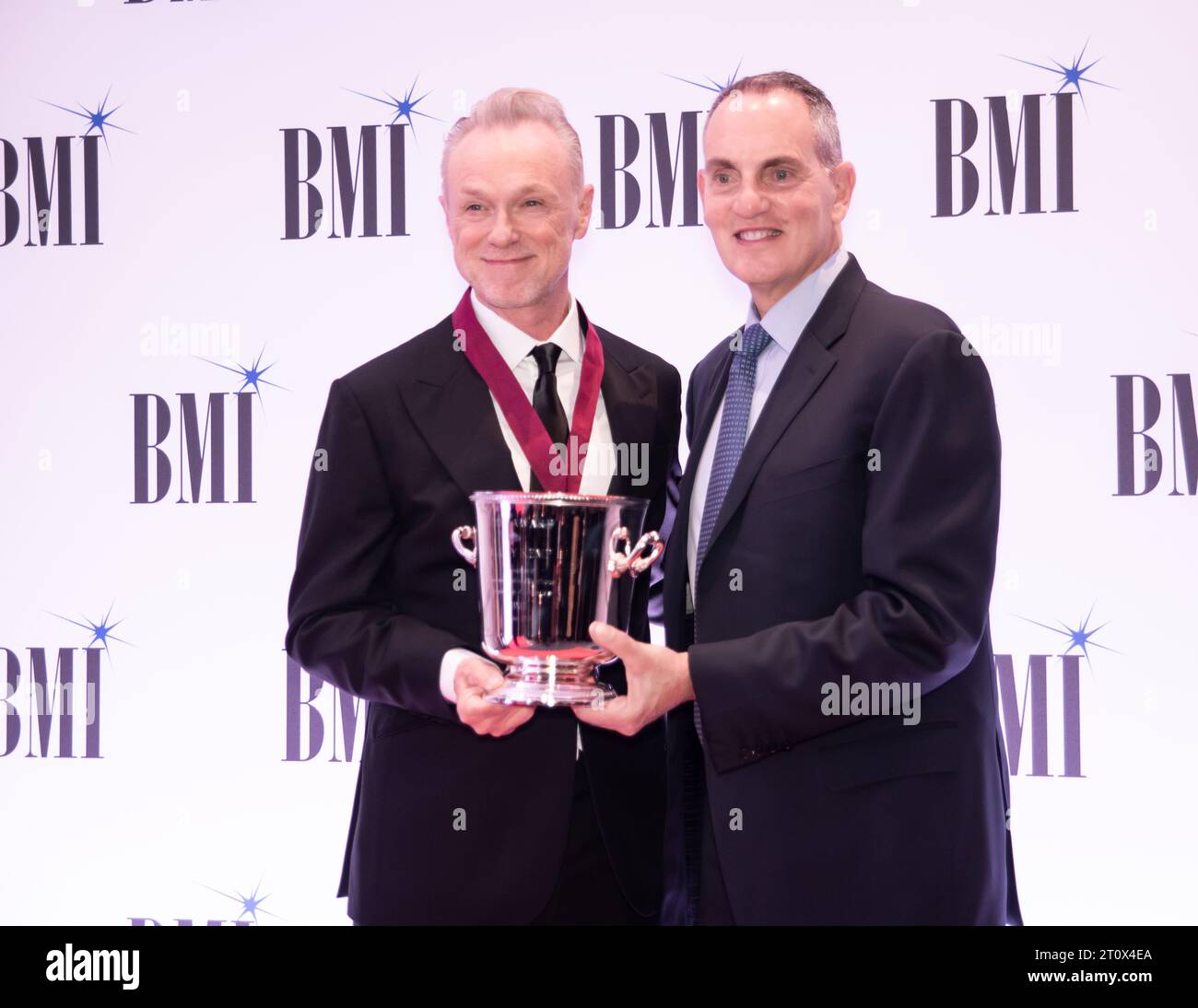 Londra, Regno Unito. 2 ottobre 2023. Gary Kemp detiene il premio BMI Icon 2023 dal presidente e CEO di BMI Mike o'Neill. Cristina Massei/Alamy Live Foto Stock