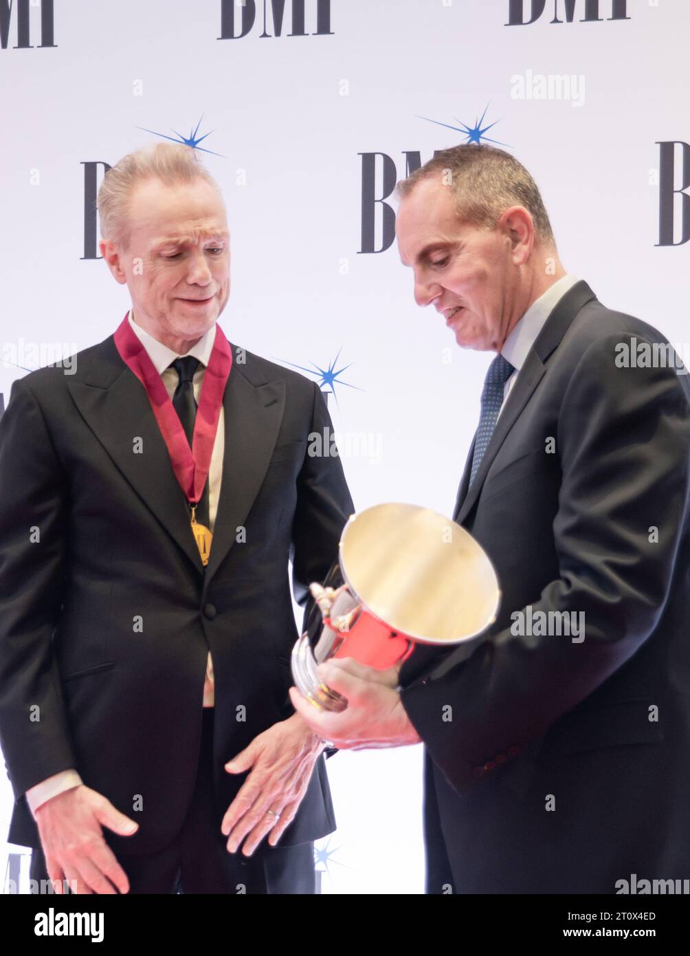 Londra, Regno Unito. 2 ottobre 2023. Gary Kemp accetta il BMI Icon Award 2023 dal presidente e CEO di BMI Mike o'Neill. Cristina Massei/Alamy Foto Stock