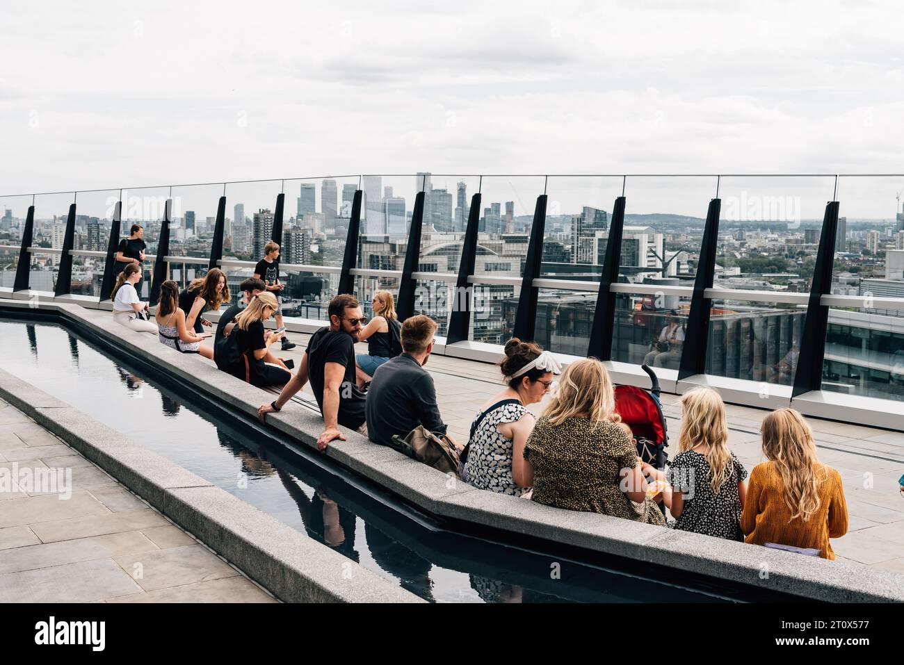 Londra, Regno Unito - 25 agosto 2023: Vista sul tetto di Garden al 120 al 120 di Fenchurh Street nella City di Londra. Persone che si godono la vista dello skyl Foto Stock