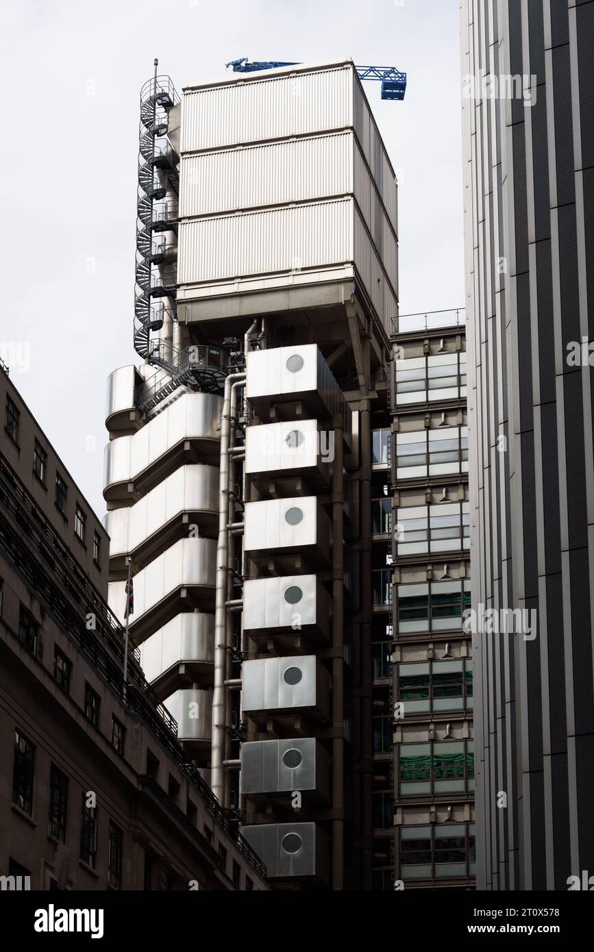 Londra, Regno Unito - 25 agosto 2023: Vista dal basso angolo del Lloyds Building nella città di Londra da Richard Rogers architetto. Compagnia assicurativa. Shot verticale Foto Stock