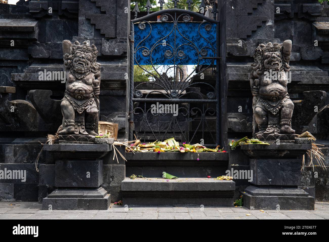 Tempio indù al mattino, splendida alba in un luogo religioso sull'isola di Bali, Indonesia Foto Stock