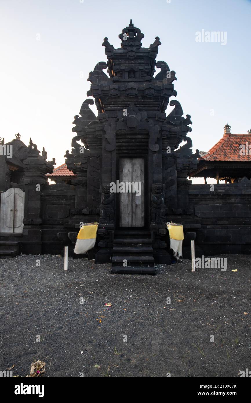 Tempio indù al mattino, splendida alba in un luogo religioso sull'isola di Bali, Indonesia Foto Stock