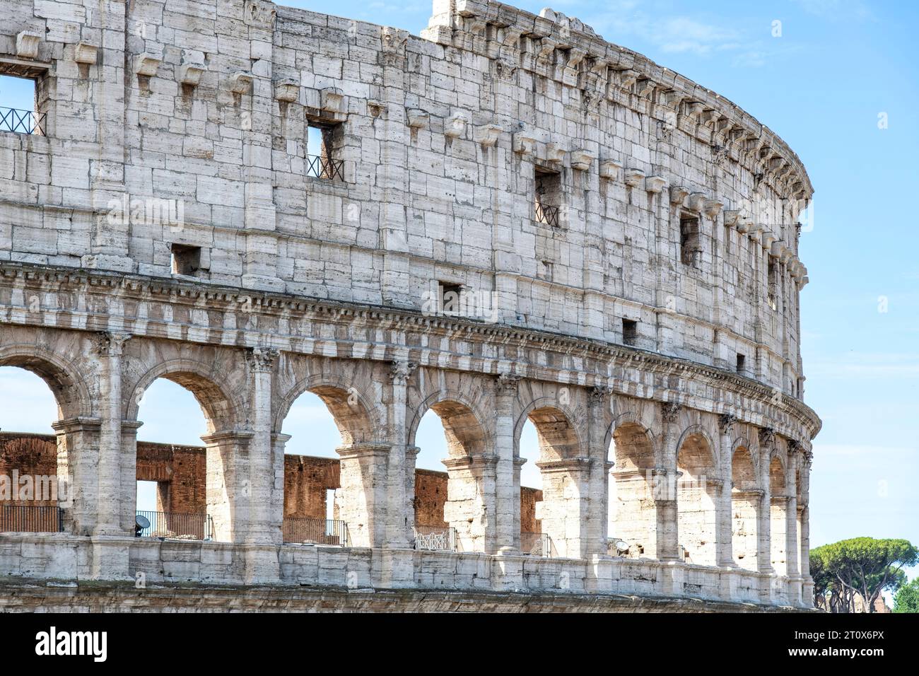 Primo piano di una parte del Colosseo a Roma, Italia, un anfiteatro ellittico nel centro a est del foro Romano Foto Stock