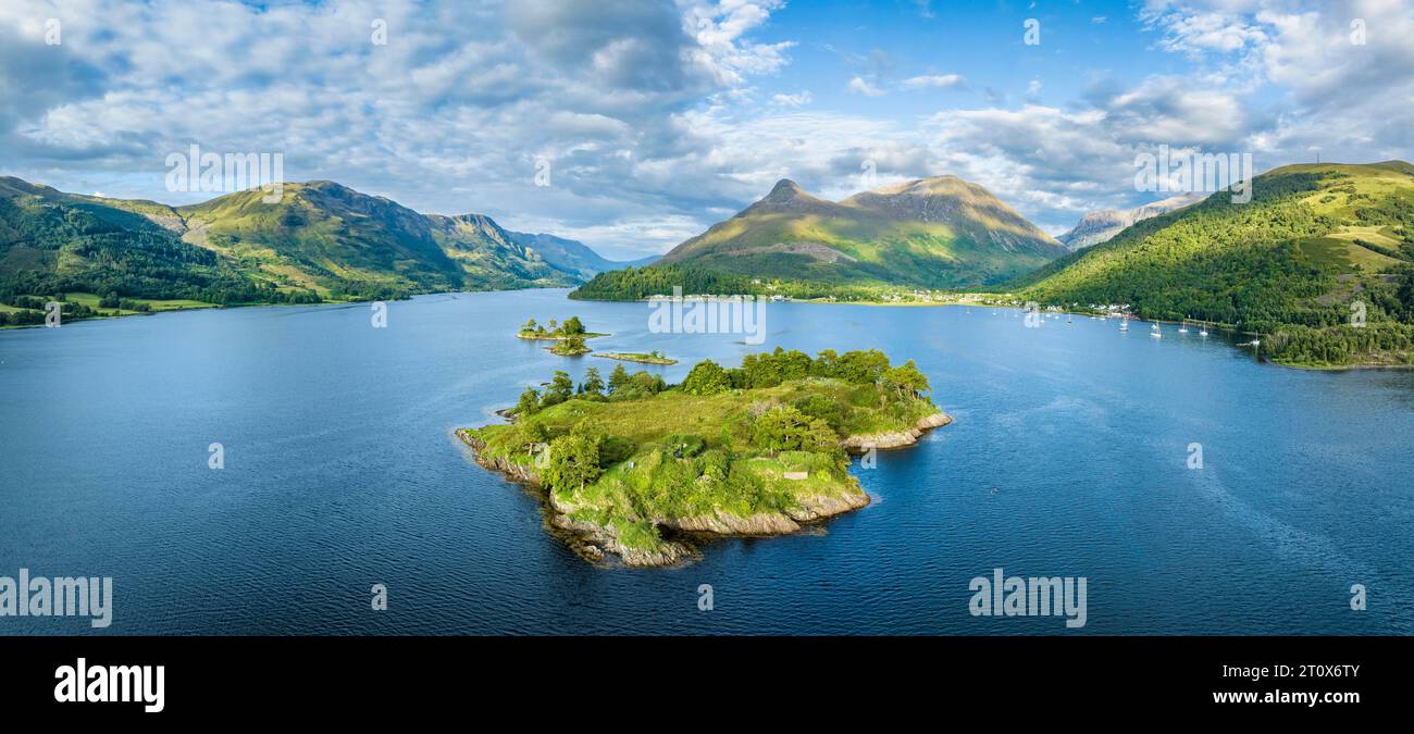 Panorama aereo della parte occidentale di Loch Leven con la storica isola di Eilean Munde, sopra di essa il Pap of Glencoe, Highlands, alto 742 metri Foto Stock