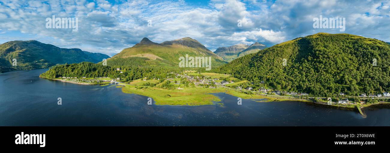 Panorama aereo del lago d'acqua dolce loch Leven con il villaggio di Glen Coe, sopra di esso, il Pap of Glencoe, Highlands, Scozia, alto 742 metri Foto Stock