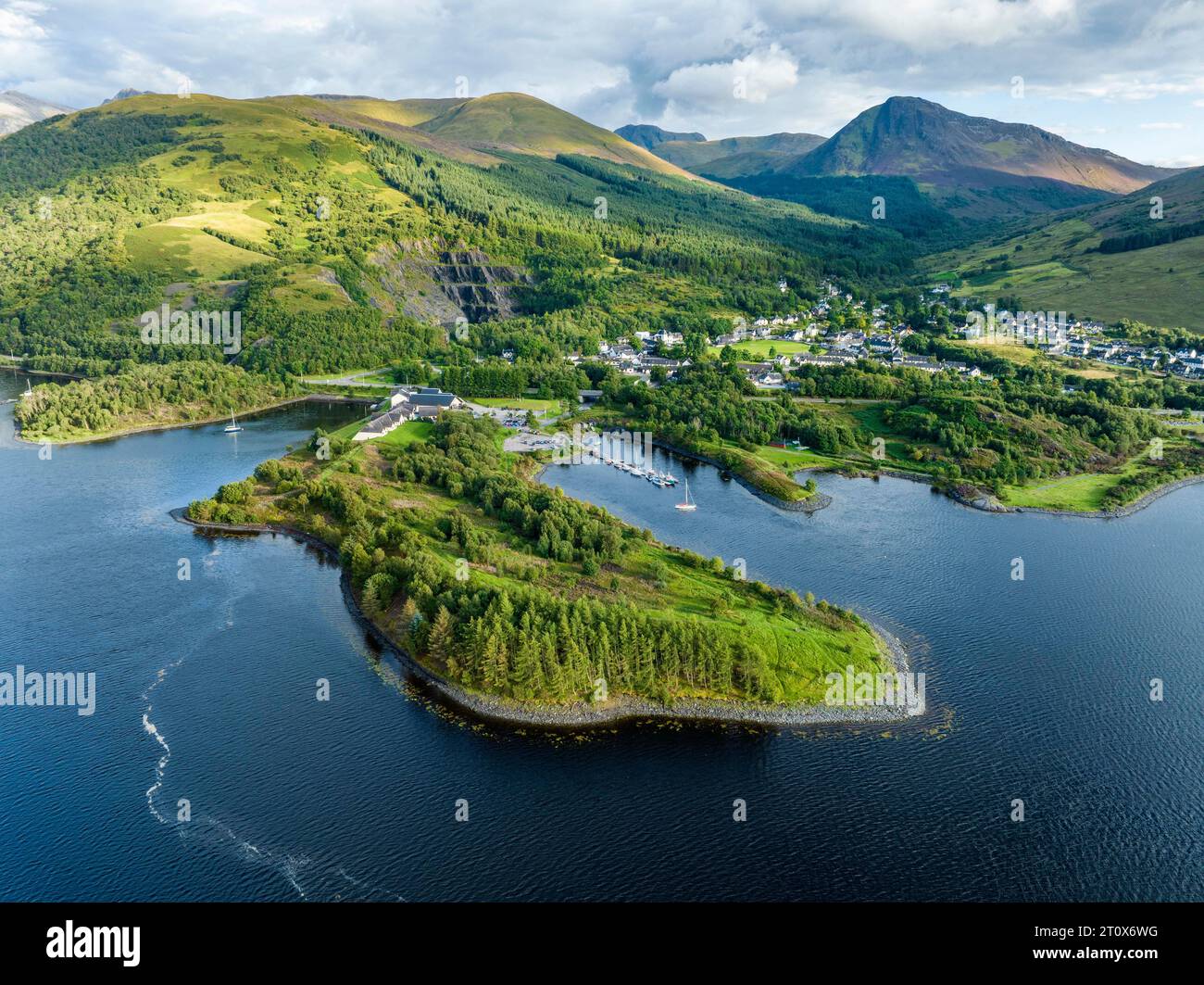 Vista aerea del villaggio di Ballachulish con il porto e l'ex cava di ardesia nella parte occidentale del lago di acqua dolce loch Leven Foto Stock