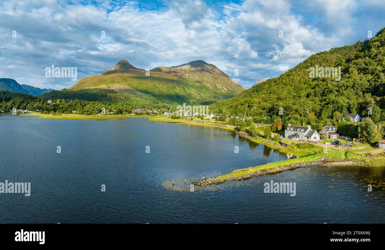 Panorama aereo del lago d'acqua dolce loch Leven con l'ex Pier House nel villaggio di Glen Coe, sopra il Pap di Glencoe, alto 742 metri Foto Stock