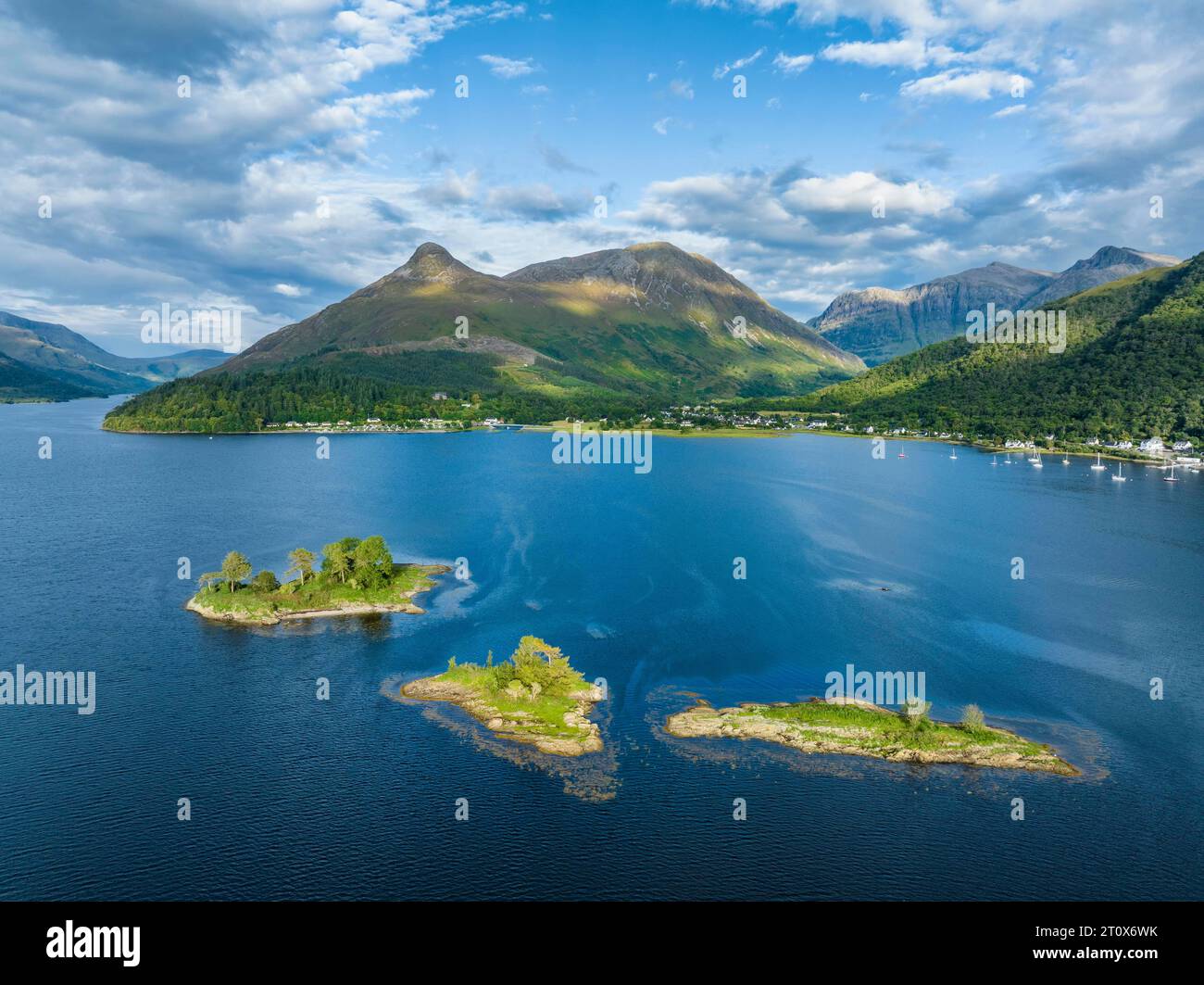 Vista aerea della parte occidentale del lago d'acqua dolce loch Leven con un gruppo di isole, ha lasciato di gran lunga l'isola di discussione ricca di storia, sopra di essa Foto Stock