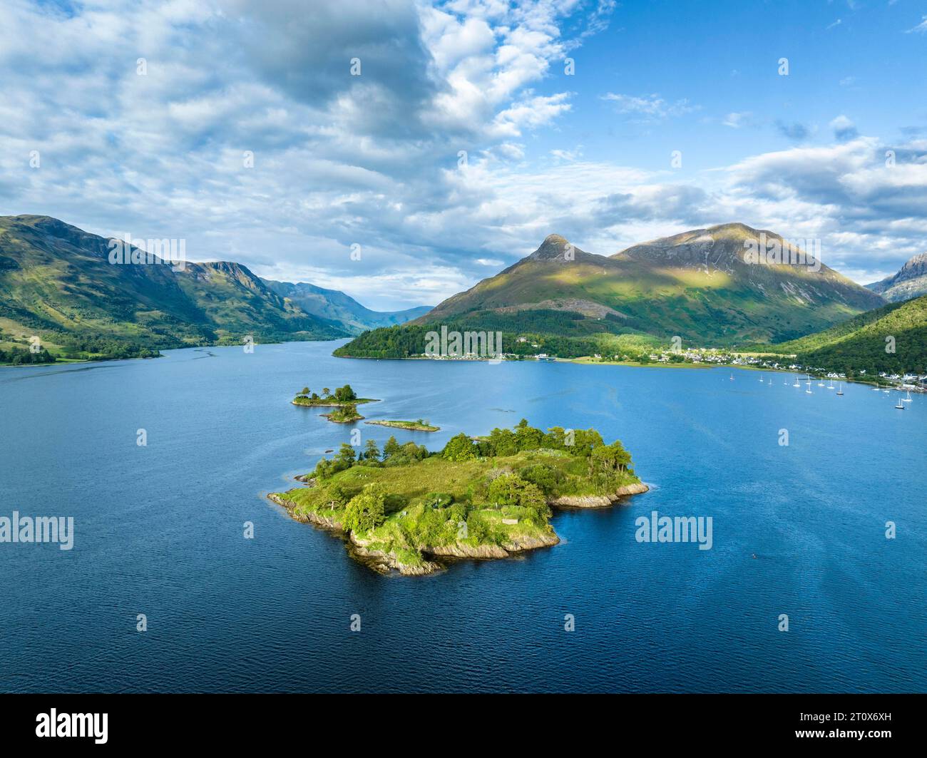 Vista aerea della parte occidentale del lago d'acqua dolce loch Leven con la storica isola di EileanMunde, sopra di essa il Pap of, alto 742 metri Foto Stock