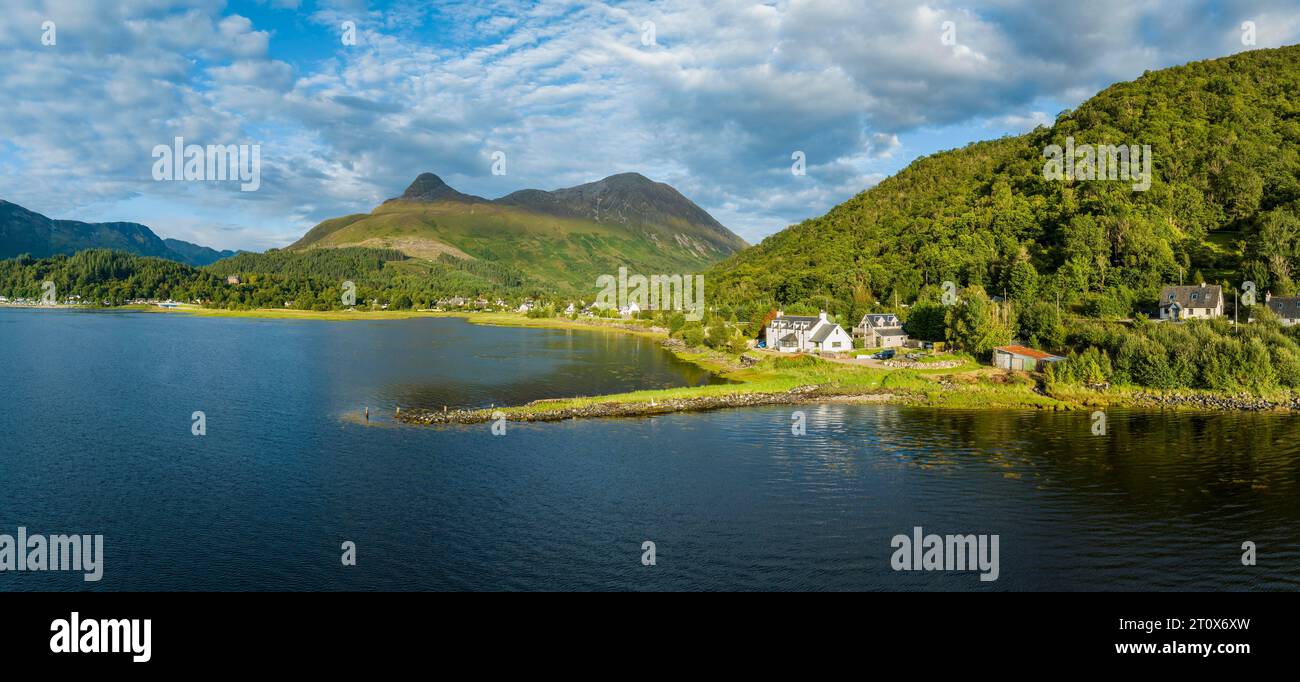 Panorama aereo del lago d'acqua dolce loch Leven con l'ex Pier House nel villaggio di Glen Coe, sopra il Pap di Glencoe, alto 742 metri Foto Stock