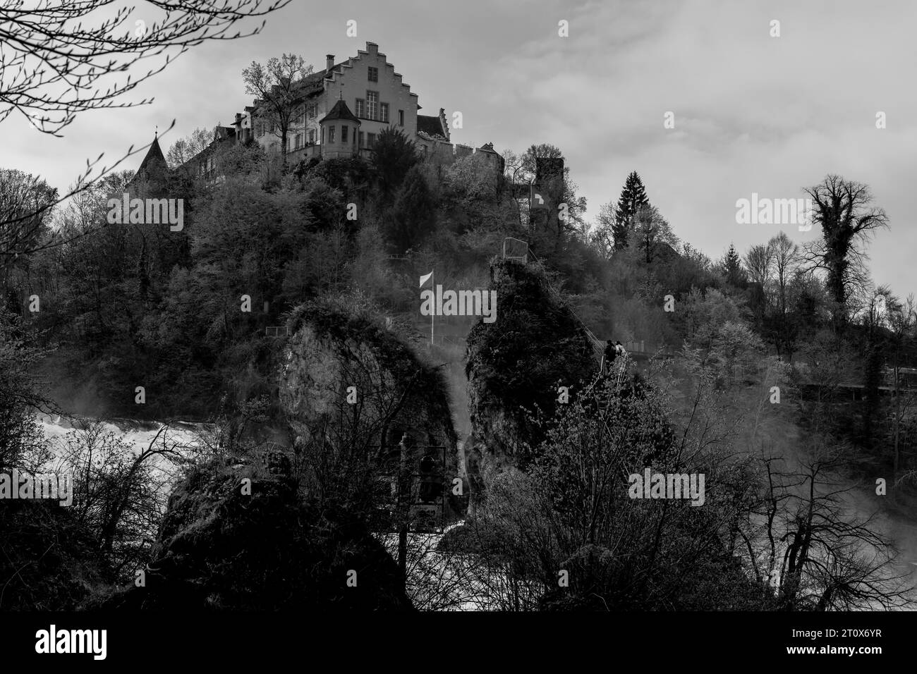Cascate del Reno e bandiera svizzera con il castello Laufen a Neuhausen a Sciaffusa, Svizzera Foto Stock