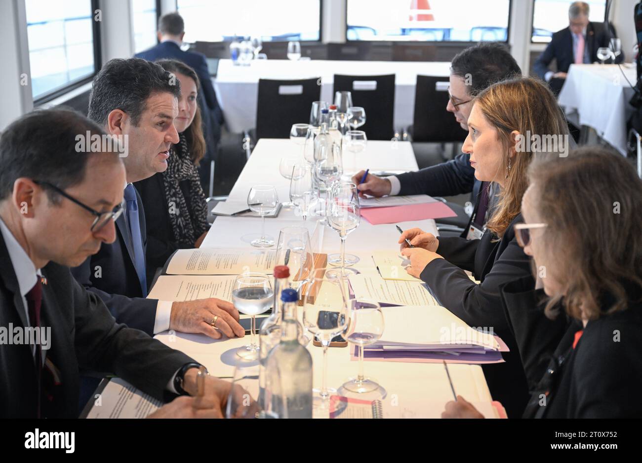 Amburgo, Germania. 9 ottobre 2023. Hubertus Heil (2° da sinistra, SPD), ministro federale del lavoro, tiene una discussione bilaterale durante una gita in barca come parte del ritiro franco-tedesco. Credito: John MacDougall/POOL/dpa/Alamy Live News Foto Stock