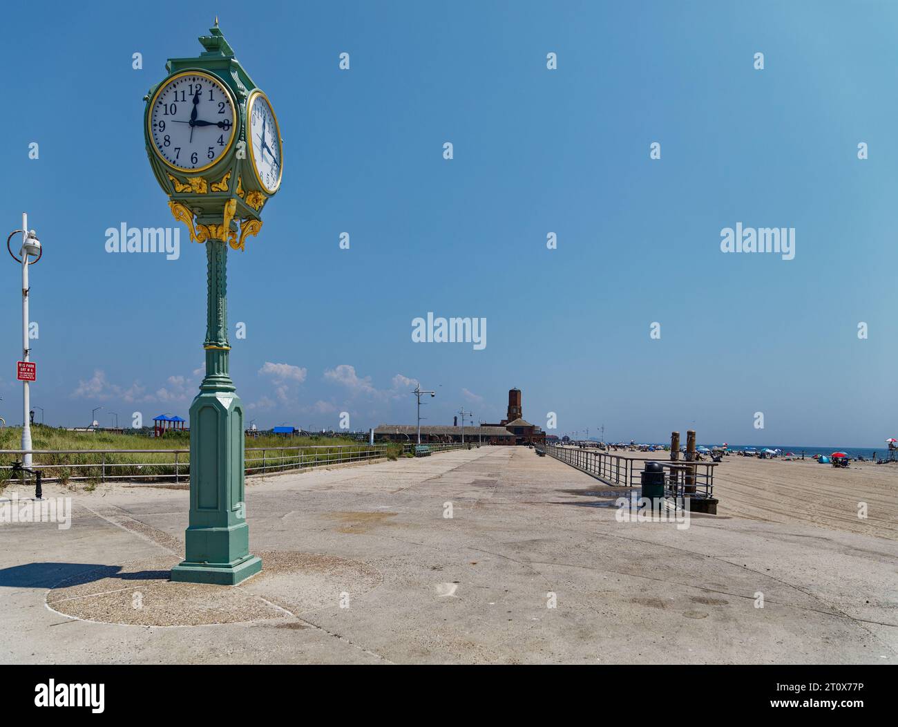 Jacob Riis Park e Boardwalk sono deserti a mezzogiorno. A meno che non contate gli uccelli marini. Foto Stock