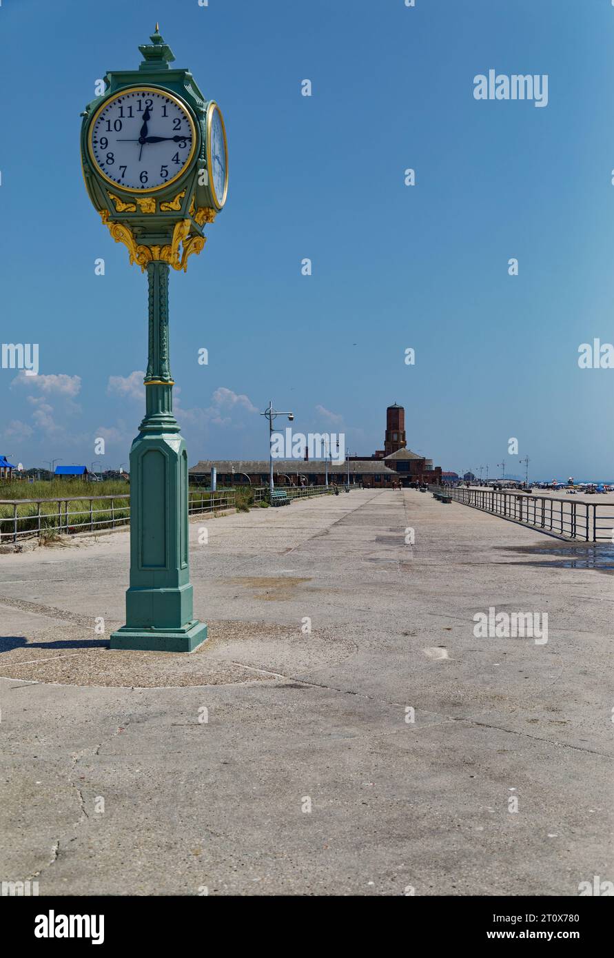 Jacob Riis Park e Boardwalk sono deserti a mezzogiorno. A meno che non contate gli uccelli marini. Foto Stock
