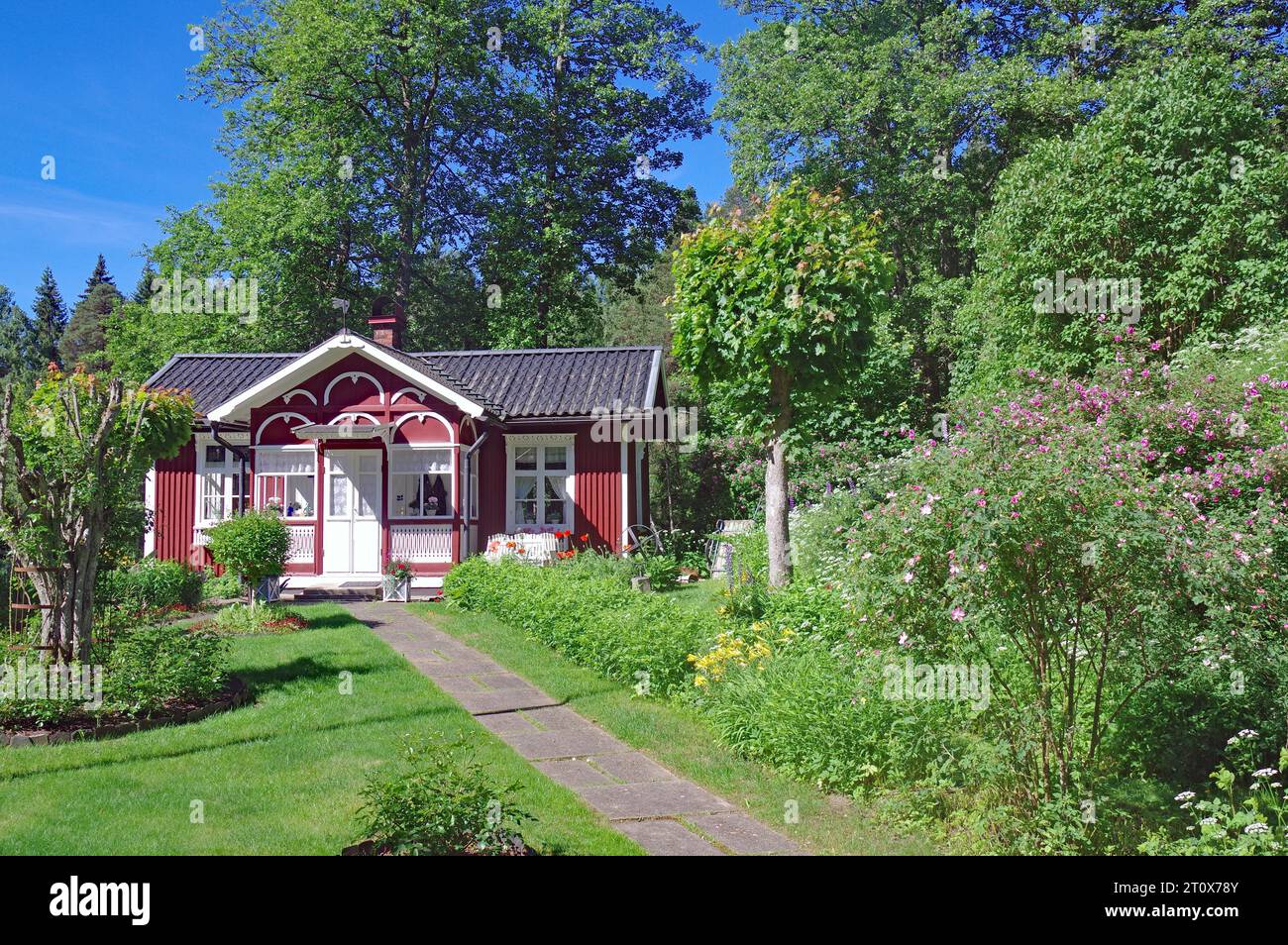 Piccola casa di legno rossa in un giardino, idilliaca, casa del custode delle serrature, canale di Dalsland, Svezia Foto Stock