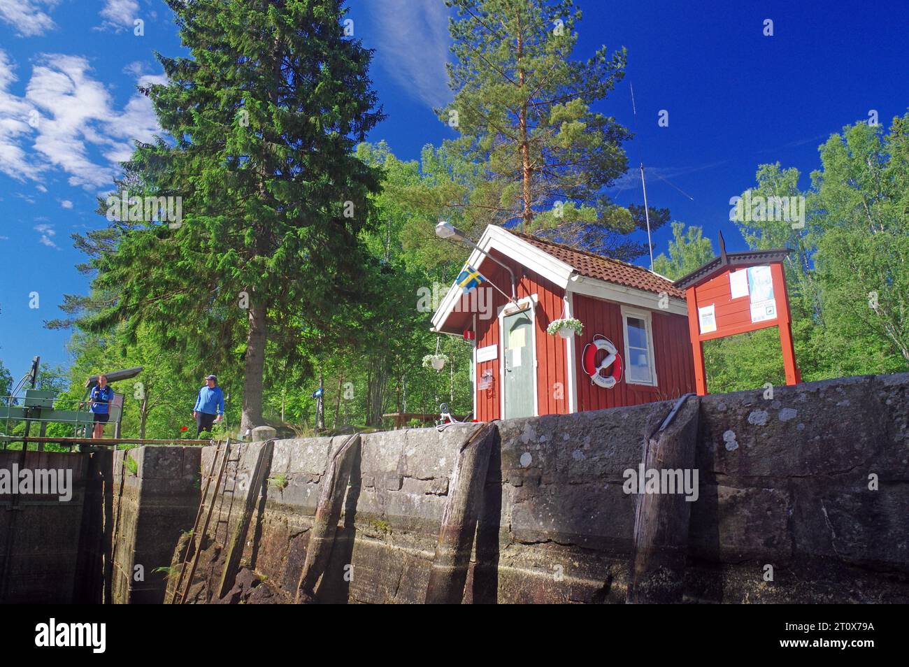 Piccola casa di legno rossa in una chiusa, idilliaca, casa del guardiano degli armadietti, canale di Dalsland, Svezia Foto Stock