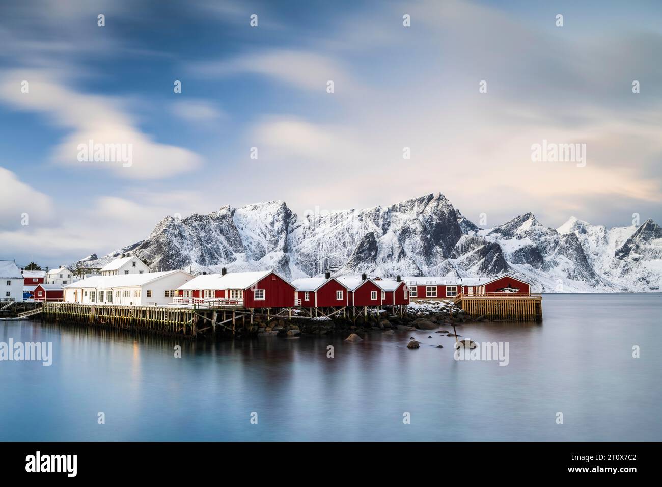 Cabine Rorbuer di Hamnoy vicino al fiordo, montagne innevate sul retro, Hamnoy, Reine, Moskenesoya, Lofoten, Norvegia Foto Stock Cabine Rorbuer di Hamnoy vicino al fiordo, montagne innevate sul retro, Hamnoy, Reine, Moskenesoya, Lofoten, Norvegia Foto Stock