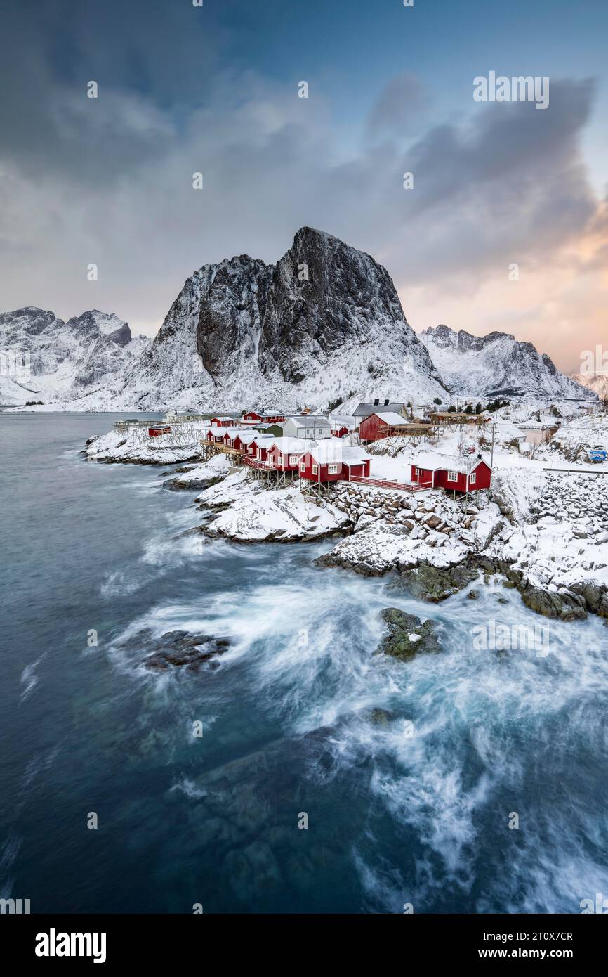 Cabine Rorbuer di Hamnoy vicino al fiordo, montagne innevate sul retro, Hamnoy, Reine, Moskenesoya, Lofoten, Norvegia Foto Stock Cabine Rorbuer di Hamnoy vicino al fiordo, montagne innevate sul retro, Hamnoy, Reine, Moskenesoya, Lofoten, Norvegia Foto Stock