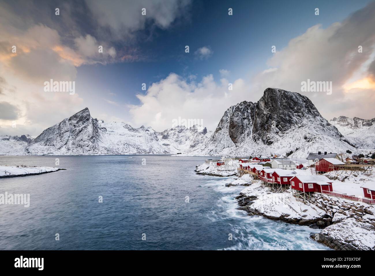 Cabine Rorbuer di Hamnoy vicino al fiordo, montagne innevate sul retro, Hamnoy, Reine, Moskenesoya, Lofoten, Norvegia Foto Stock Cabine Rorbuer di Hamnoy vicino al fiordo, montagne innevate sul retro, Hamnoy, Reine, Moskenesoya, Lofoten, Norvegia Foto Stock