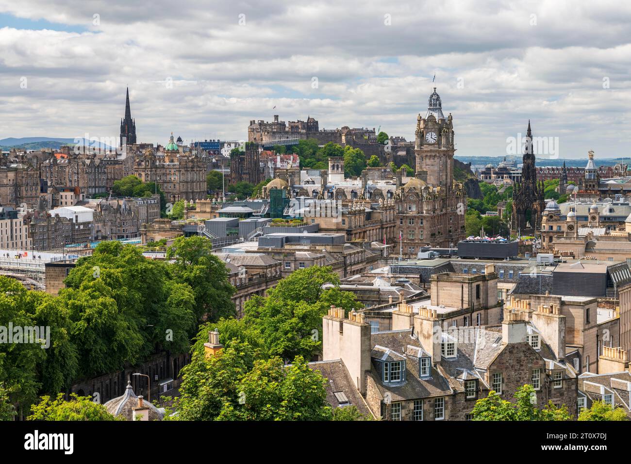 Vista da Calton Hill della storica città vecchia con il Castello di Edimburgo, Edimburgo, Scozia, Regno Unito Foto Stock