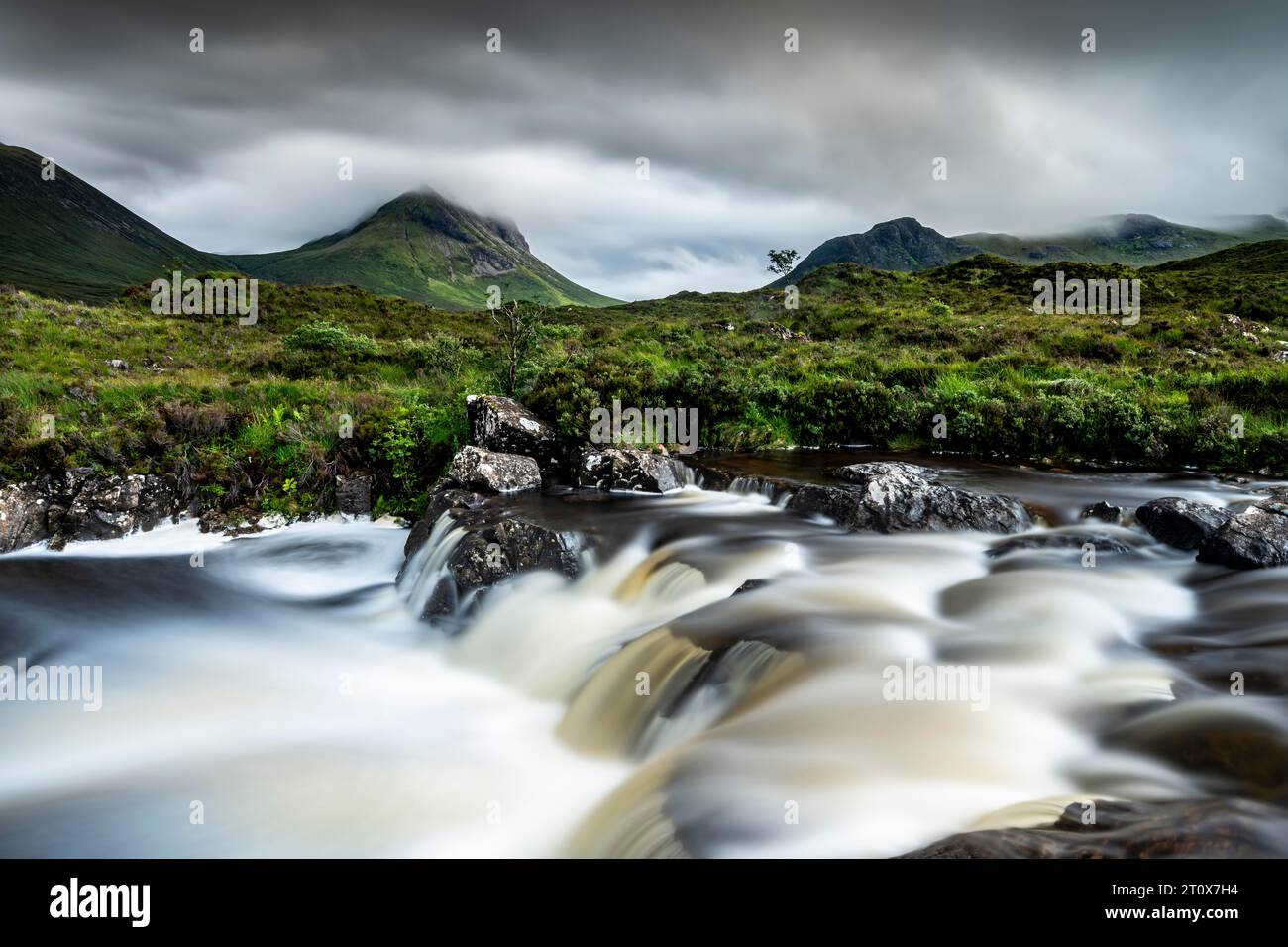Fiume Sligachan, Monti Cuillin sullo sfondo, Isola di Skye, Highlands, Ebridi interne, Scozia, Regno Unito Foto Stock