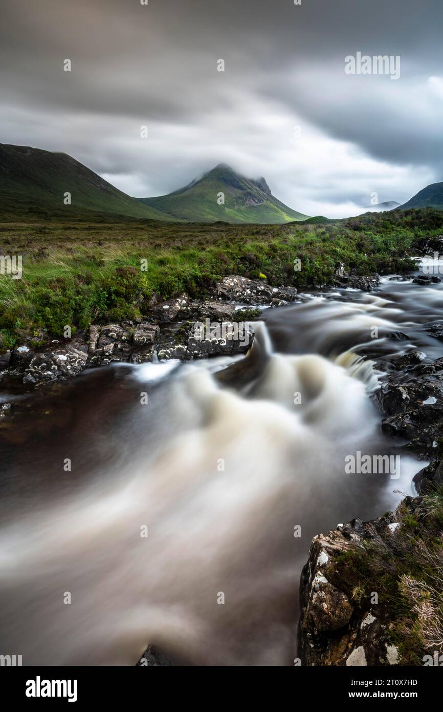 Fiume Sligachan, Monti Cuillin sullo sfondo, Isola di Skye, Highlands, Ebridi interne, Scozia, Regno Unito Foto Stock