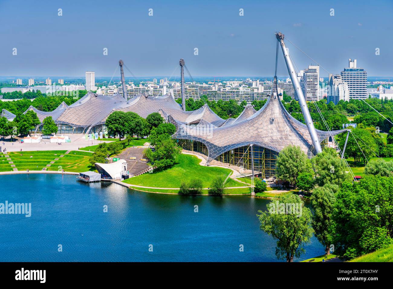 Vista dalla valle olimpica, dallo stadio olimpico di Monaco, Baviera, Germania Foto Stock