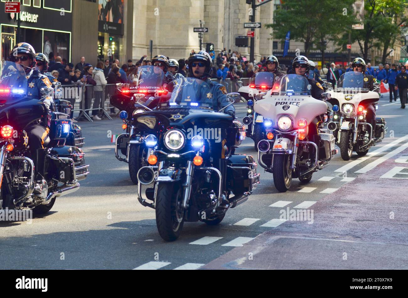 New York City, Stati Uniti. 9 ottobre 2023. Le biciclette della polizia vengono viste durante il 79° Columbus Day lungo la Fifth Avenue a New York City. Credito: Ryan Rahman/Alamy Live News Foto Stock
