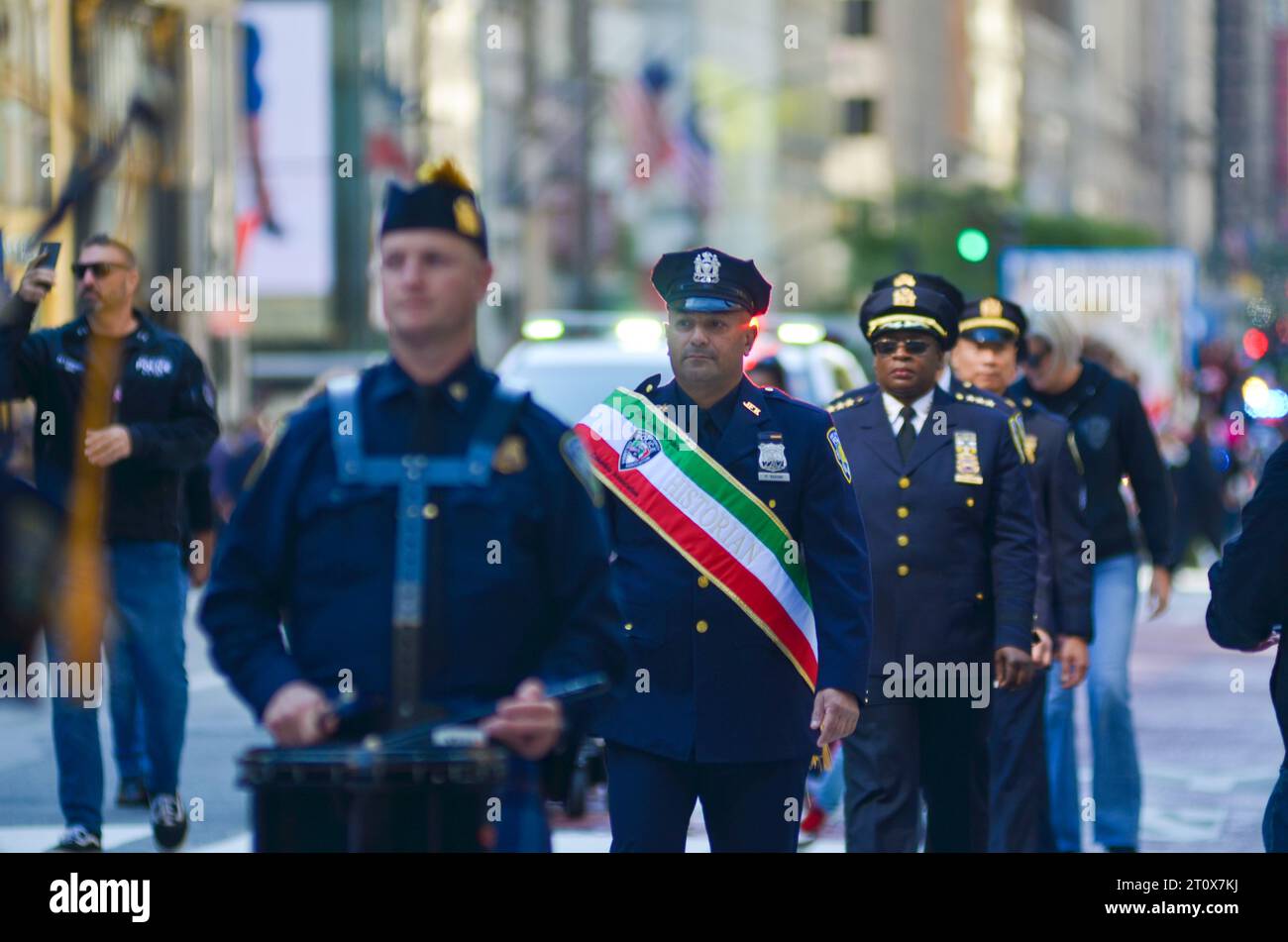 New York City, Stati Uniti. 9 ottobre 2023. L'agente di polizia viene visto durante il 79° Columbus Day lungo la Fifth Avenue a New York City. Credito: Ryan Rahman/Alamy Live News Foto Stock